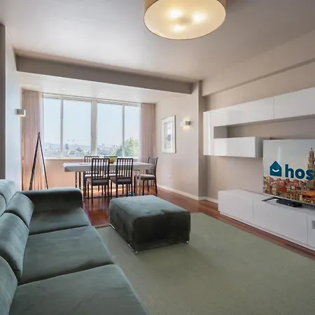 Apartment Roomy Stylish Flat With Balcony