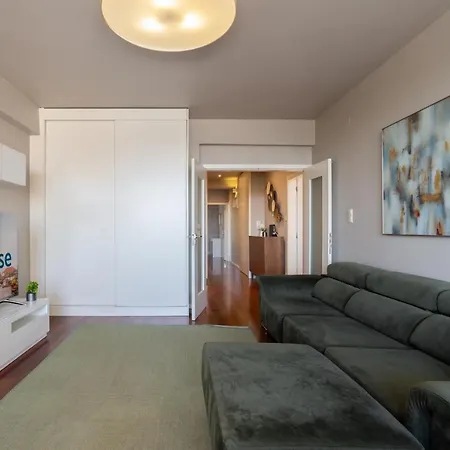 Roomy Stylish Flat With Balcony Apartment Porto