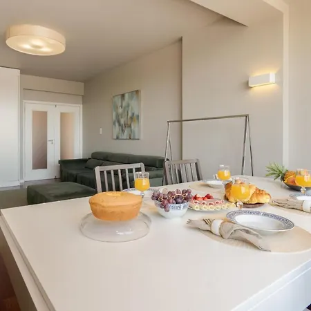Apartment Roomy Stylish Flat With Balcony