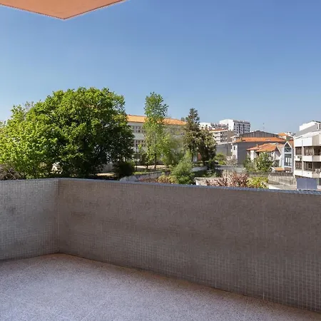 Roomy Stylish Flat With Balcony Porto