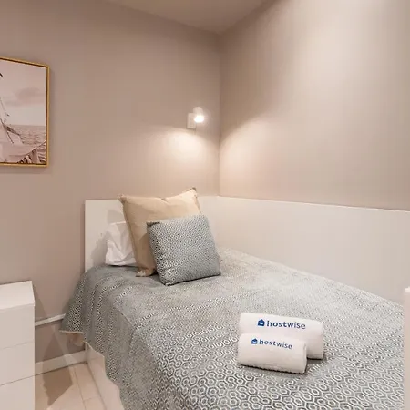 Roomy Stylish Flat With Balcony Porto