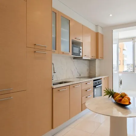 Roomy Stylish Flat With Balcony Porto