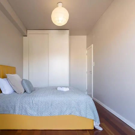 Apartment Roomy Stylish Flat With Balcony *
