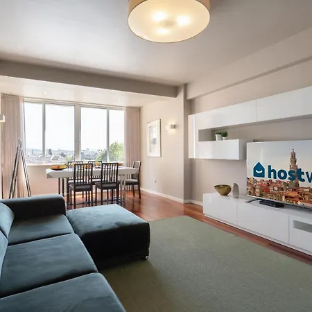 Apartment Roomy Stylish Flat With Balcony *