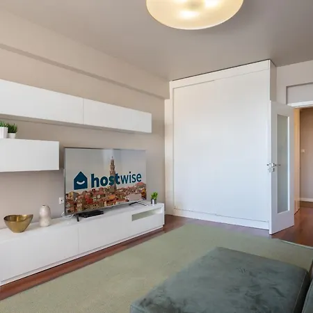 Roomy Stylish Flat With Balcony Apartment
