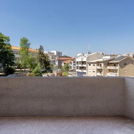 Roomy Stylish Flat With Balcony