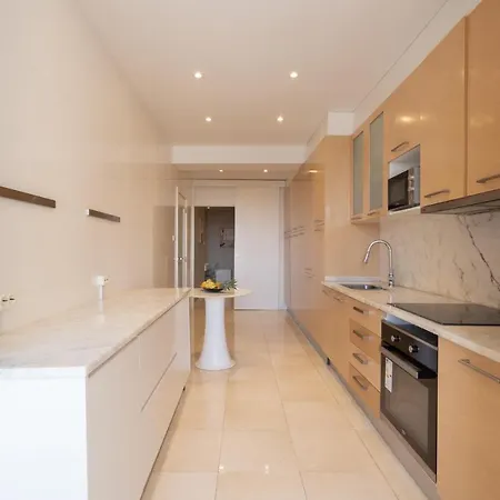Apartment Roomy Stylish Flat With Balcony *