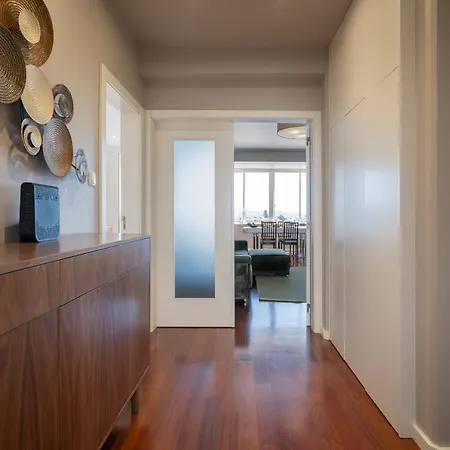 Roomy Stylish Flat With Balcony Apartment