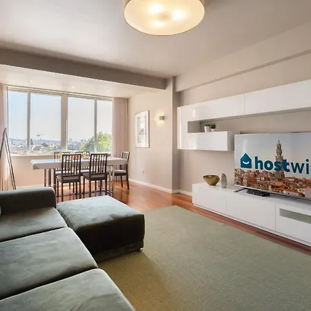 Roomy Stylish Flat With Balcony Porto