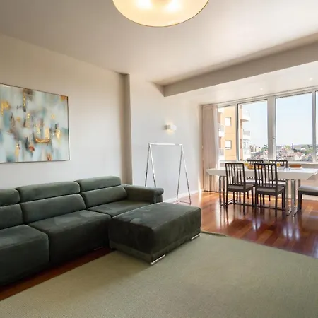 Roomy Stylish Flat With Balcony * Porto