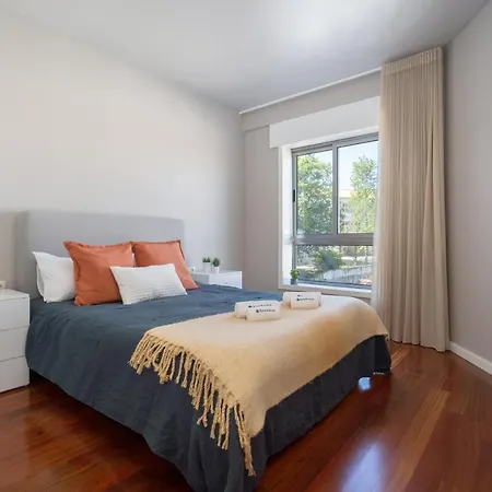Roomy Stylish Flat With Balcony Apartment *