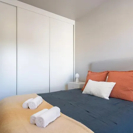 Apartment Roomy Stylish Flat With Balcony