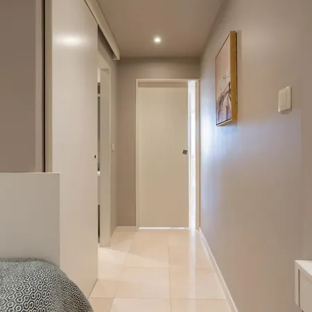 Roomy Stylish Flat With Balcony Apartment *