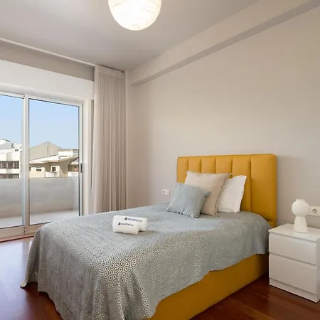 Roomy Stylish Flat With Balcony * Porto