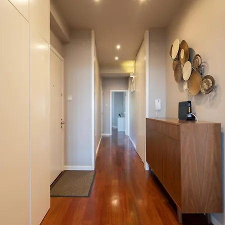 Roomy Stylish Flat With Balcony Apartment *