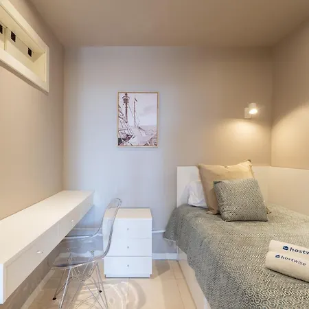 Apartment Roomy Stylish Flat With Balcony *