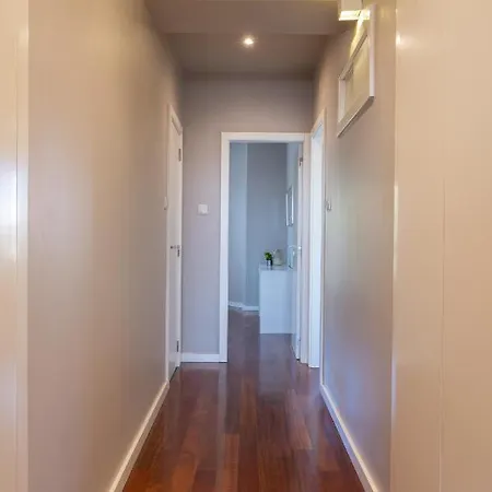 Apartment Roomy Stylish Flat With Balcony *