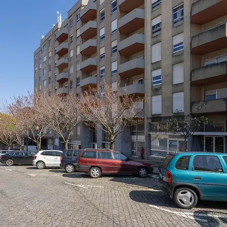 Roomy Stylish Flat With Balcony * Porto