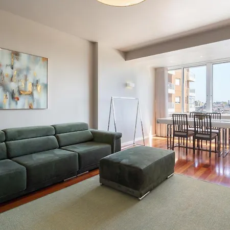 Roomy Stylish Flat With Balcony