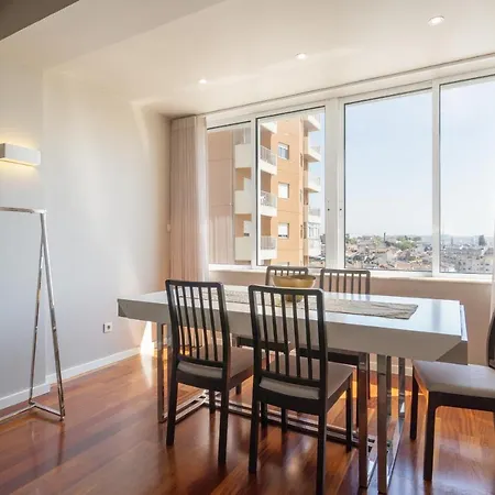 Roomy Stylish Flat With Balcony *
