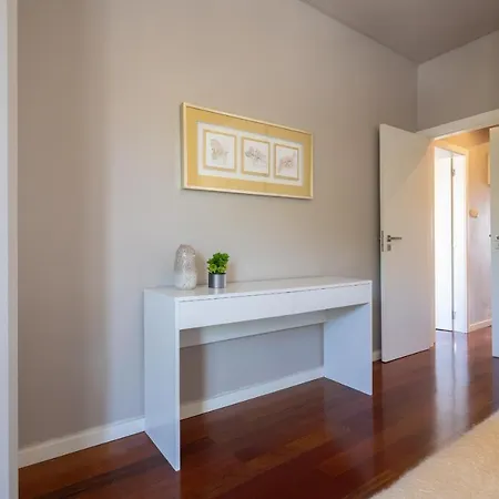 Roomy Stylish Flat With Balcony Apartment