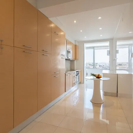 Roomy Stylish Flat With Balcony Apartamento
