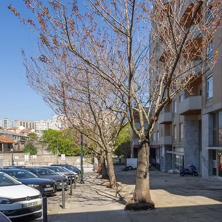 Roomy Stylish Flat With Balcony Porto